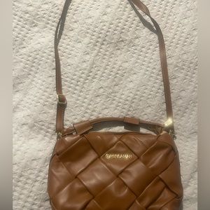 Leather shoulder bag in caramel color, with zipper and golden hardware